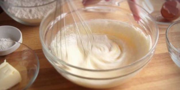 маленькие кексы с начинкой из ирисок на сметане