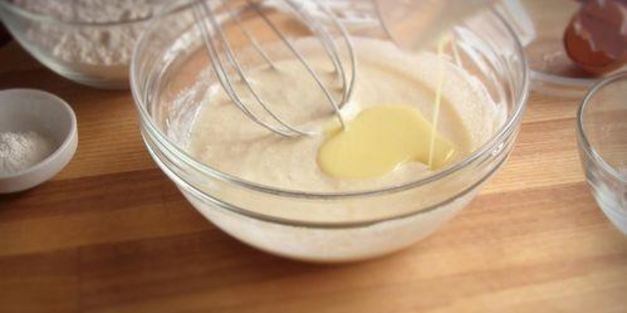 маленькие кексы с начинкой из ирисок на сметане