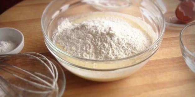 маленькие кексы с начинкой из ирисок на сметане