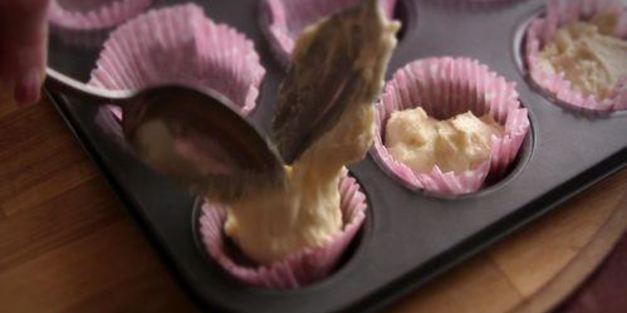 маленькие кексы с начинкой из ирисок на сметане