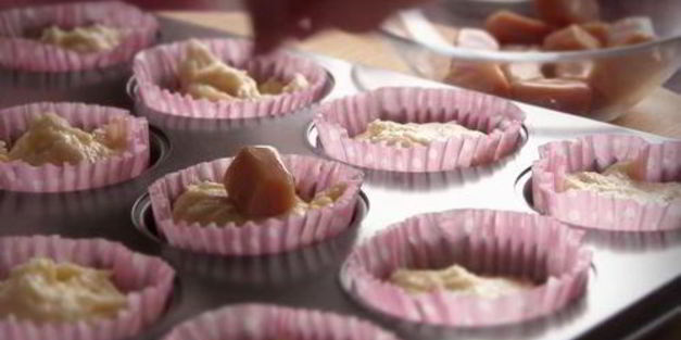 маленькие кексы с начинкой из ирисок на сметане