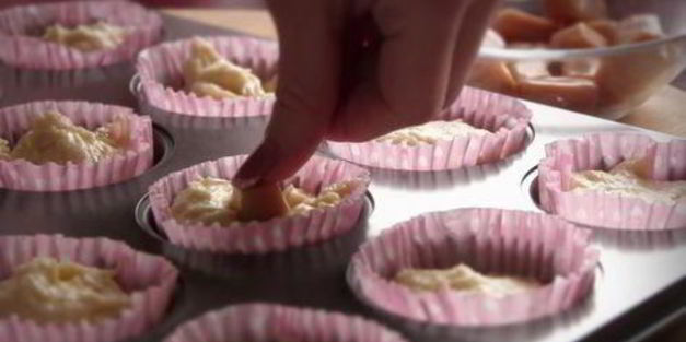 маленькие кексы с начинкой из ирисок на сметане