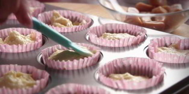 маленькие кексы с начинкой из ирисок на сметане