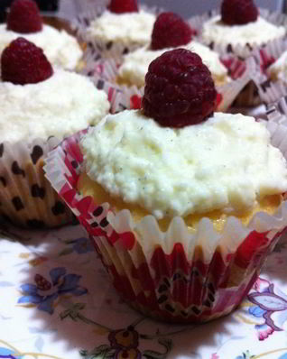 Рождественские капкейки с малиной в ванильном креме