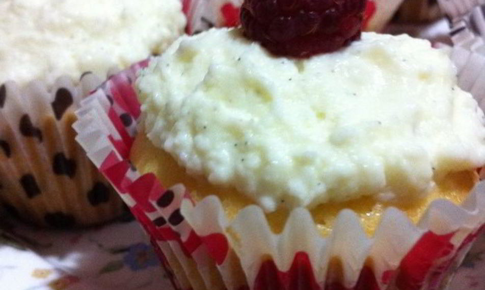 Рецепт рождественские капкейки с малиной в ванильном креме