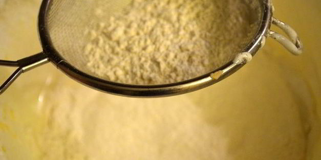 шахматный бисквитный кекс