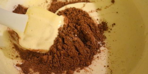 шахматный бисквитный кекс