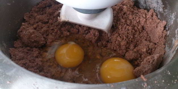 шоколадно-творожный штоллен с марципаном