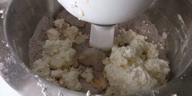 шоколадно-творожный штоллен с марципаном