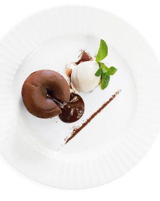 Шоколадный фондан с мороженым из горгонзолы