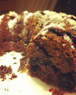 Шоколадный кекс с черной смородиной