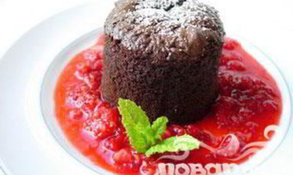 Рецепт шоколадный кекс с малиновым соусом