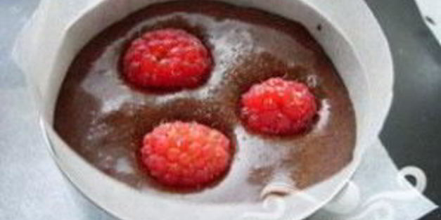 шоколадный кекс с малиновым соусом