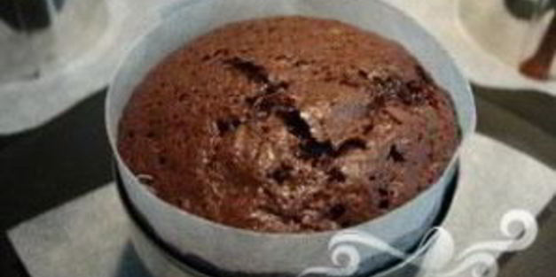 шоколадный кекс с малиновым соусом