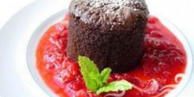 шоколадный кекс с малиновым соусом