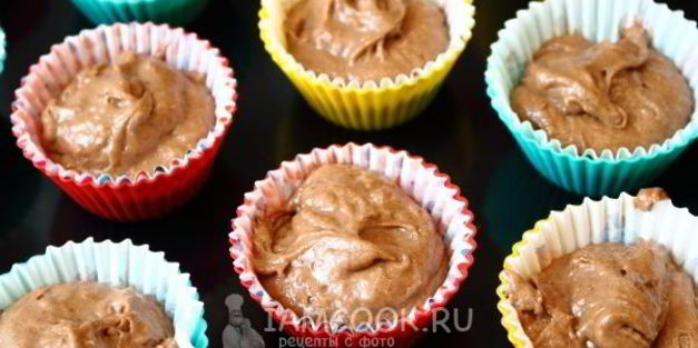 шоколадные кексы в бумажных формочках