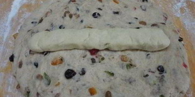 штоллен с марципановой начинкой