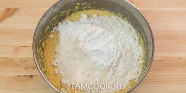 творожный кекс с орехами и изюмом