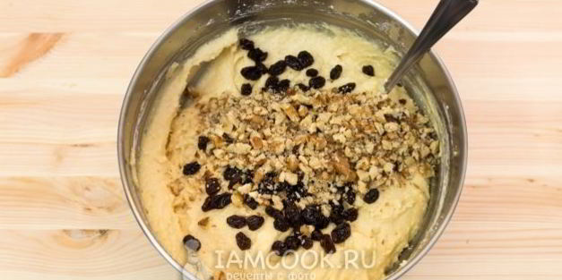 творожный кекс с орехами и изюмом
