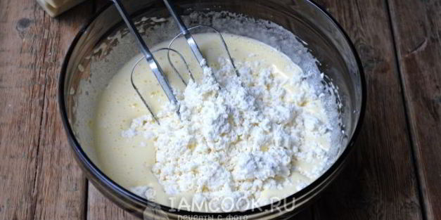 творожные кексы с клубникой