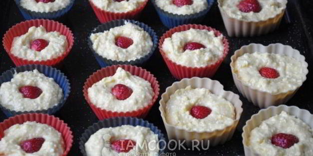 творожные кексы с клубникой