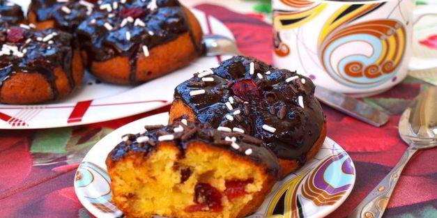 творожные кексы с шоколадной глазурью