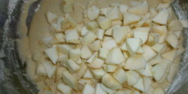 яблочный кекс с орехами и шоколадом