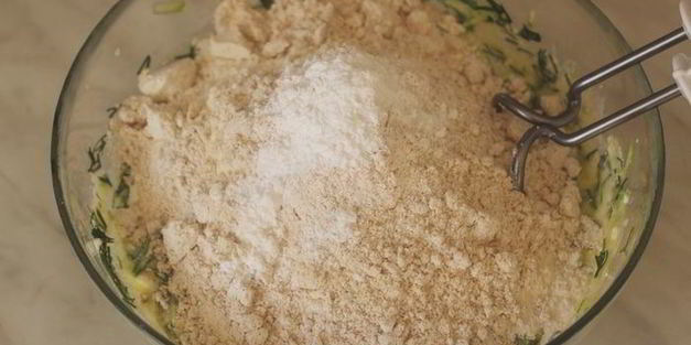 закусочный творожный кекс с кабачком и укропом