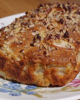 Банановый хлеб с грушами и орехами