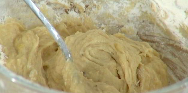 банановый хлеб с грушами и орехами