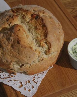 Домашний хлеб с курагой, орехами и зеленым маслом