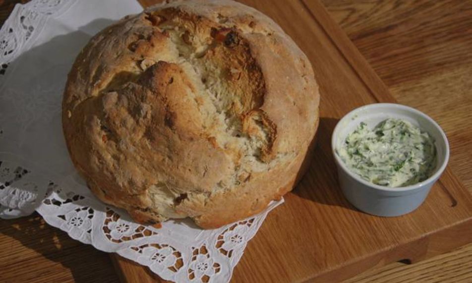 Рецепт домашний хлеб с курагой, орехами и зеленым маслом