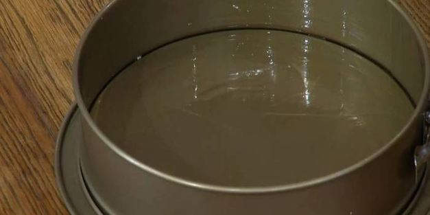 домашний хлеб с курагой, орехами и зеленым маслом