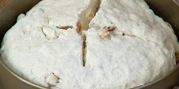 домашний хлеб с курагой, орехами и зеленым маслом