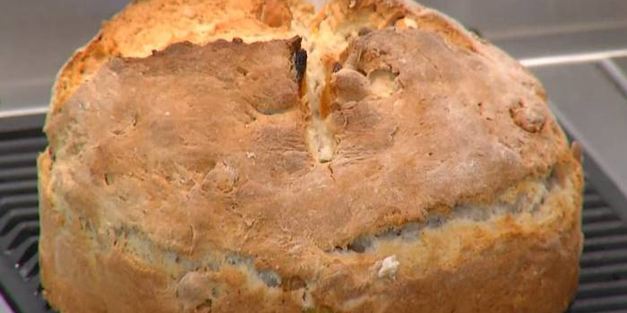 домашний хлеб с курагой, орехами и зеленым маслом