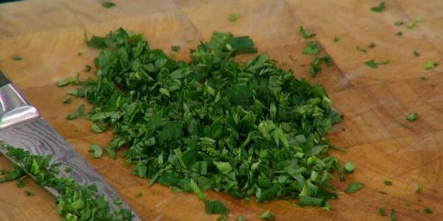 домашний хлеб с курагой, орехами и зеленым маслом