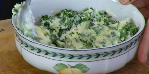 домашний хлеб с курагой, орехами и зеленым маслом