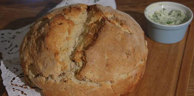 домашний хлеб с курагой, орехами и зеленым маслом