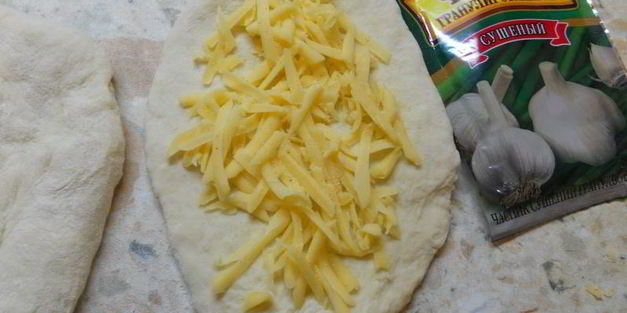 хлеб на рассоле с сыром и чесноком в хлебопечке