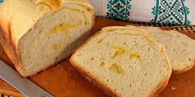 хлеб на рассоле с сыром и чесноком в хлебопечке