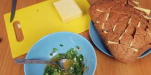 хлеб с сыром и чесноком