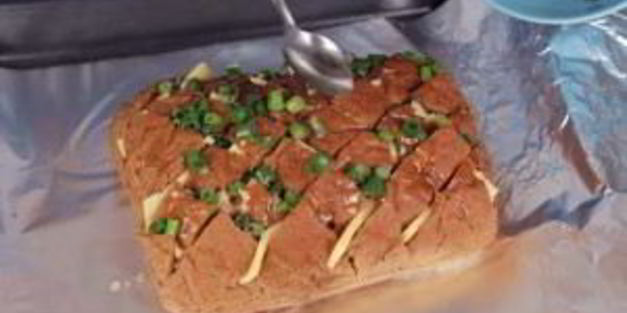 хлеб с сыром и чесноком