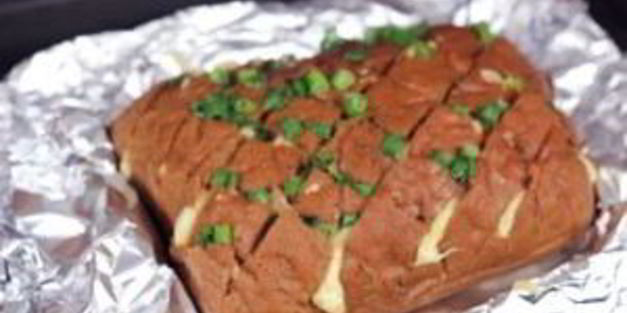 хлеб с сыром и чесноком
