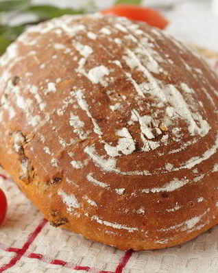 Хлеб с вялеными помидорами