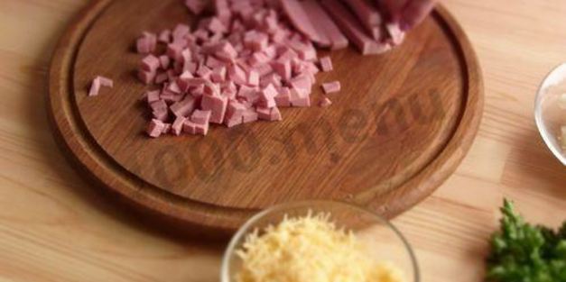 корзиночки из тостового хлеба с колбасой и сыром