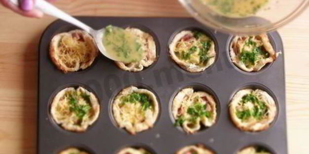 корзиночки из тостового хлеба с колбасой и сыром