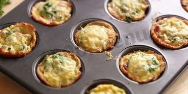 корзиночки из тостового хлеба с колбасой и сыром