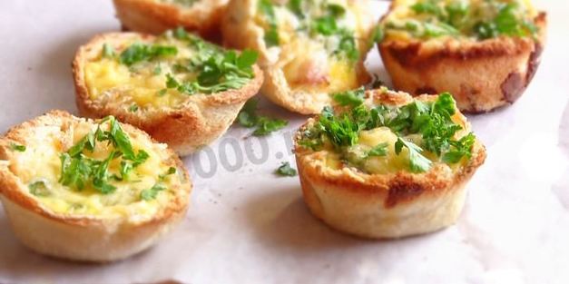 корзиночки из тостового хлеба с колбасой и сыром