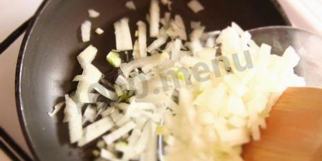 корзиночки из тостового хлеба с колбасой и сыром