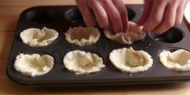 корзиночки из тостового хлеба с колбасой и сыром